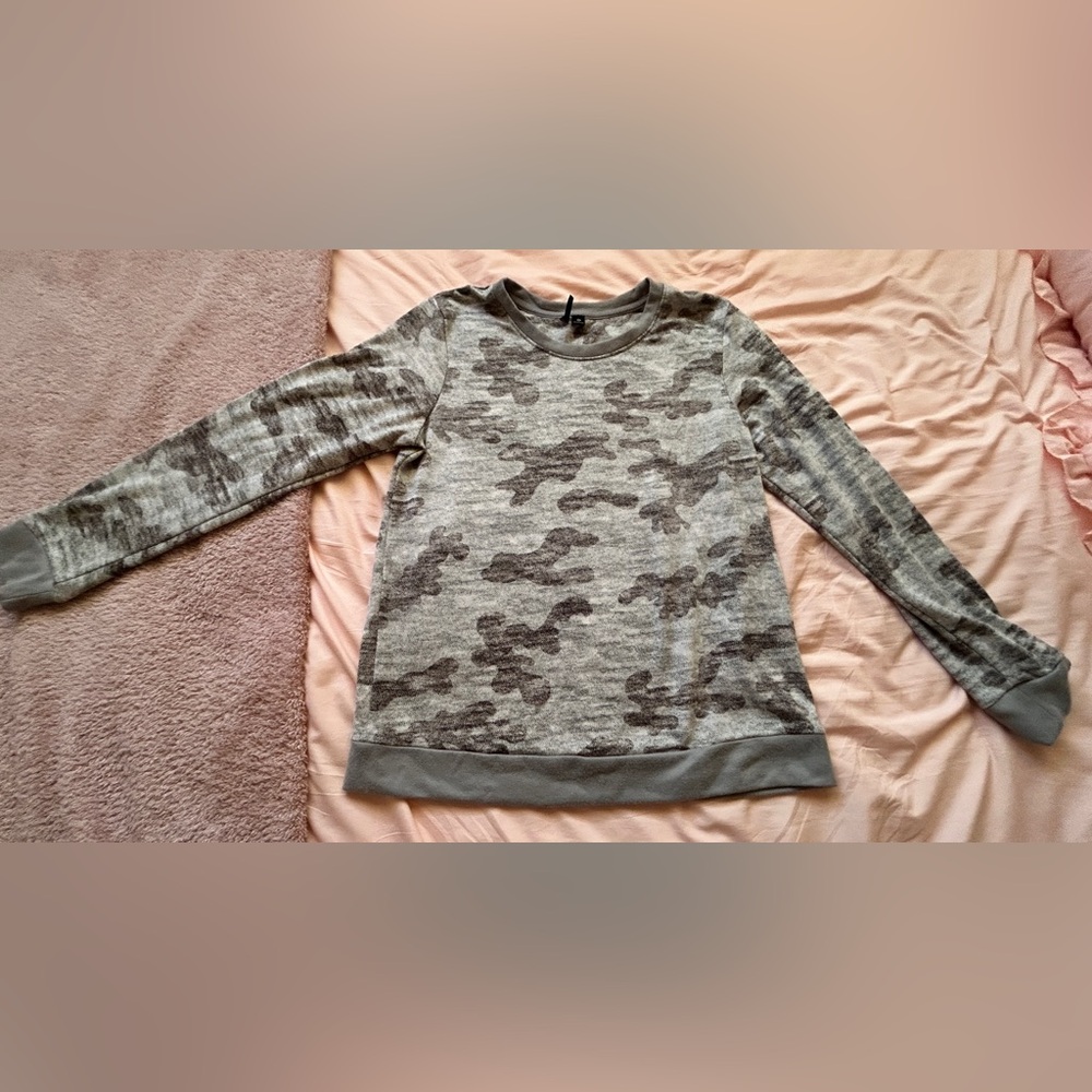 Gray Camo Long Sleeve Sweatshirt & Matching Sweats (Set)